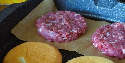 1. Этап. Бургер Пестрая осень: Обжарить котлеты, по 3-4 минуты с каждой стороны. Булочки разрезать, подсушить на гриль сковороде.