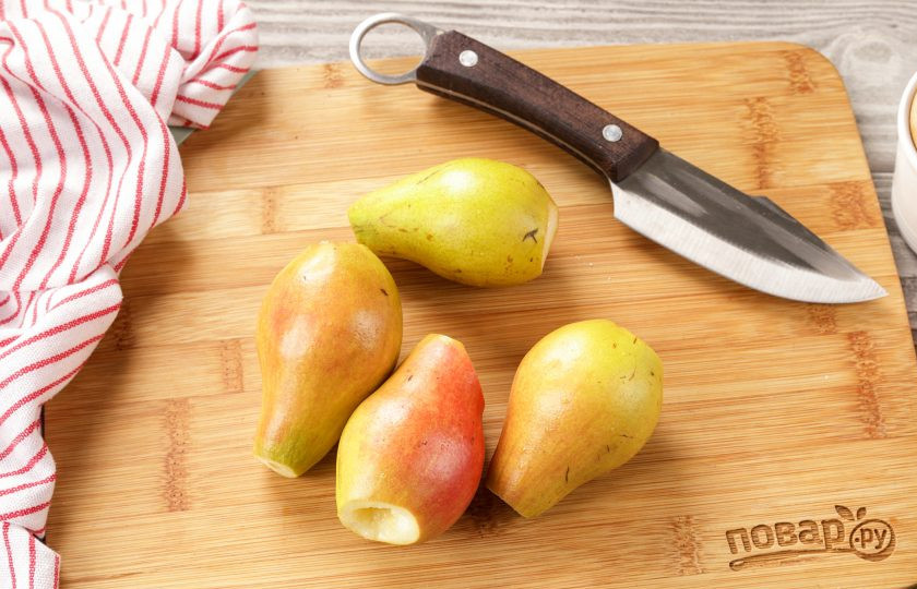 1. Этап. Цветаевский пирог с грушами: Груши помойте и срежьте хвостики.