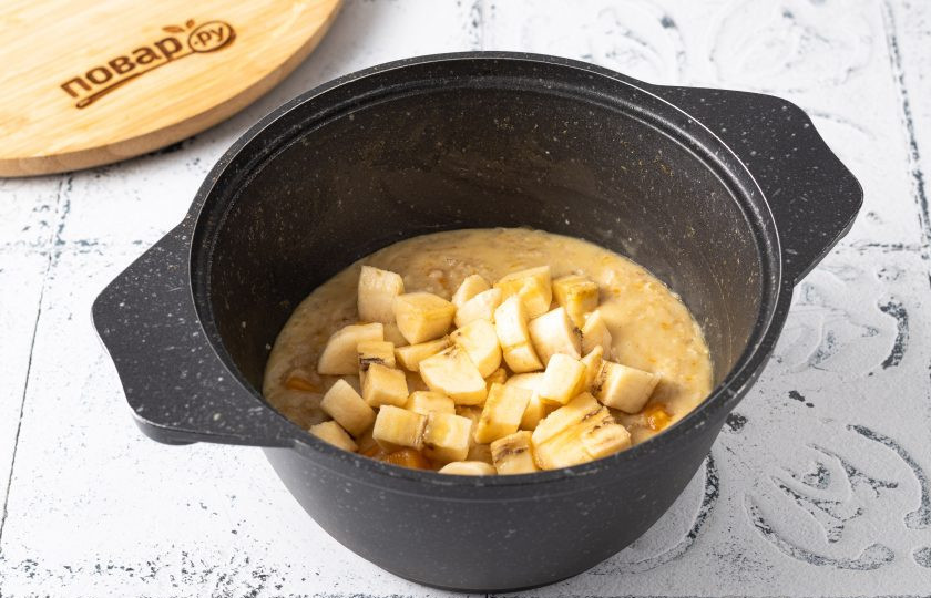 1. Этап. Овсяная каша Доброе утро: Добавьте нарезанный ломтиками банан, все перемешайте. Снимите с плиты и дайте каше постоять 1-2 минуты под крышкой.