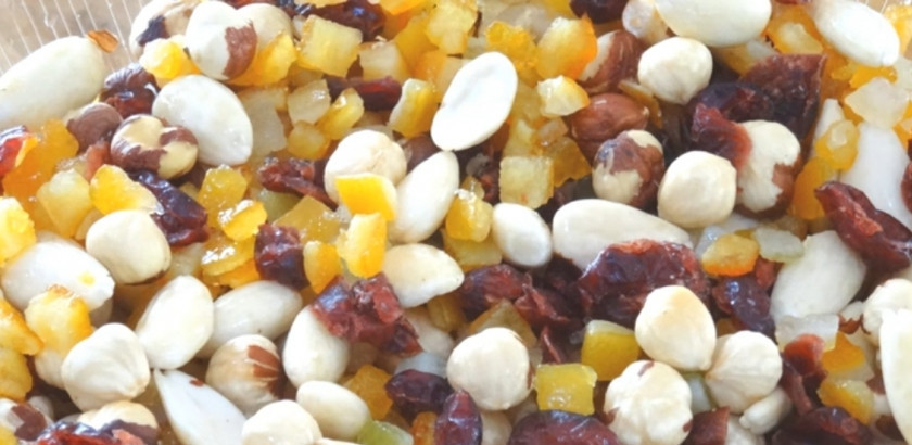 1. Этап. Торт Панфорте: 3. Смешайте в глубокой мисочке орехи, цукаты и сухофрукты.