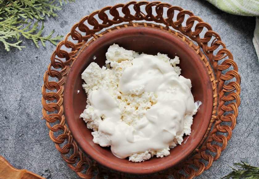 1. Этап. Творог с мацони: Выложите творог в чашку и добавьте сверху мацони.