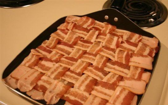 1. Этап. Бекон с сыром: 1. Для начала ломтики бекона нужно выложить на рабочую поверхность и заплести между собой так, чтобы получился единый и цельный 