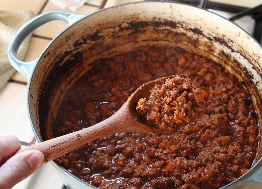 1. Этап. Пицца Болоньезе: 4. В результате получится уваренный, насыщенный и очень аппетитный соус.