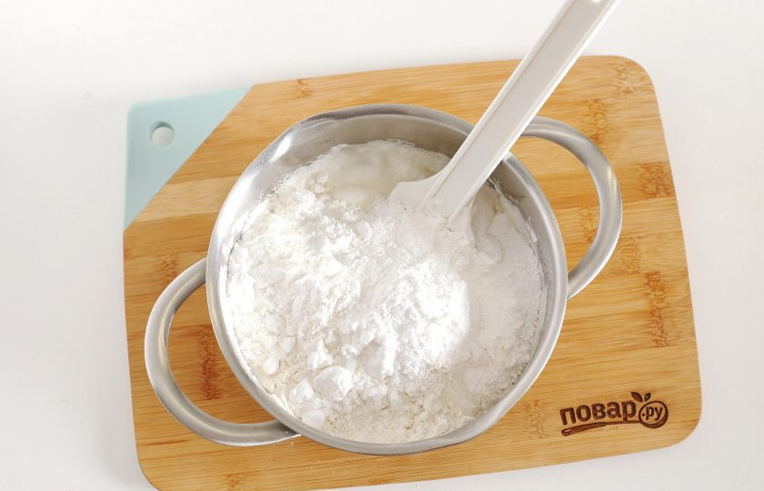 1. Этап. Розовый бисквит: Перемешайте все при помощи лопатки аккуратными движениями сверху вниз. Отдельно перемешайте муку с крахмалом и разрыхлителем и добавьте в тесто.