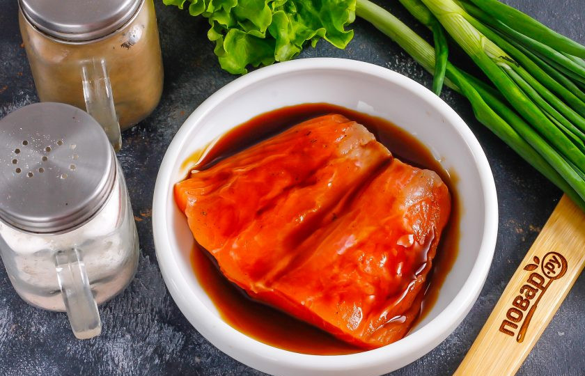 1. Этап. Боул с лососем и авокадо: Слабосоленый лосось выложите в пиалу и залейте соевым соусом. Оставьте на 15 минут. За это время рис как раз остынет.