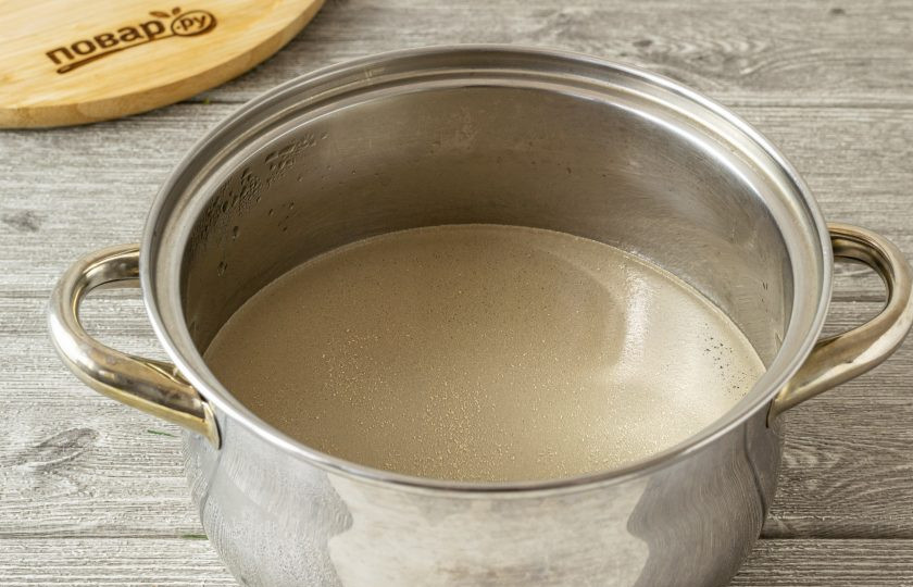 1. Этап. Яблочный квас: Дождитесь, пока вода остынет до температуры 35-38 градусов. Добавьте дрожжи, перемешайте и подождите, пока они разойдутся.