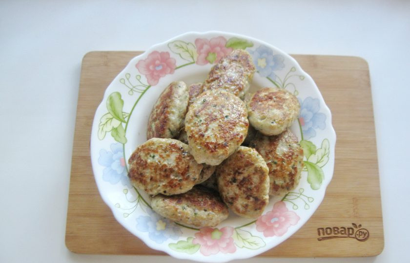 1. Этап. Мясные котлеты с баклажанами: Обжарьте котлеты с обеих сторон до золотистой корочки. После выложите в тарелку или сковороду и поставьте в духовку. Запекайте котлеты еще 10-15 минут при температуре 185-190 градусов.