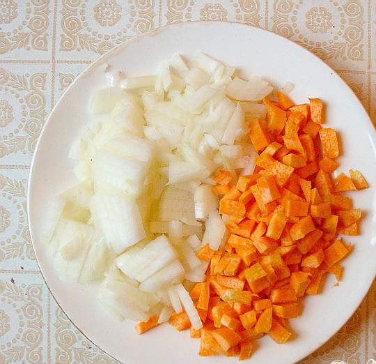 1. Этап. Салат Мимоза с сельдью: 1. Очищаем морковь и лук, маленькими кубиками нарезаем. На растительном масле спассеруем морковь и лук. Морковь лучше нарезать, а не натирать. Очищаем и промываем грибы, нарезаем и обжариваем с морковью и луком. В спассированые морковь и лук добавляем грибы, помешиваем и обжариваем 7 минут. Можно добавить пару ложек воды.