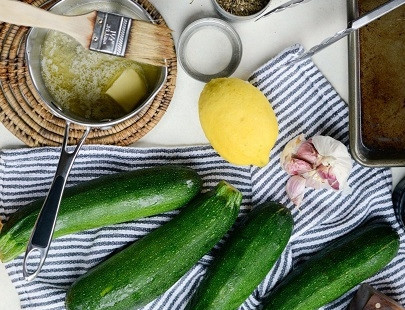 1. Этап. Цукини на гриле с чесноком и сыром: 1. Чтобы приготовить цукини на гриле с чесноком и сыром, мы будем использовать вот такие ингредиенты.