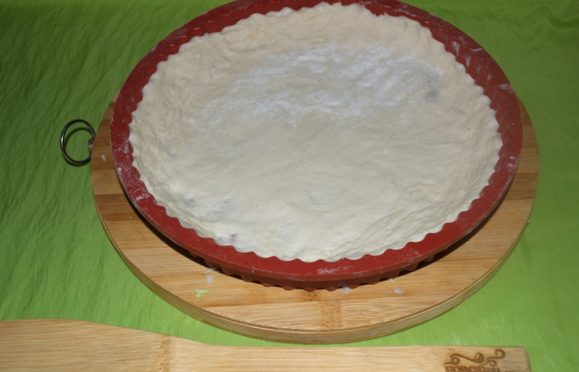 1. Этап. Пирог с капустой и овощами: Тесто раскатайте в пласт и уложите в форму для запекания.