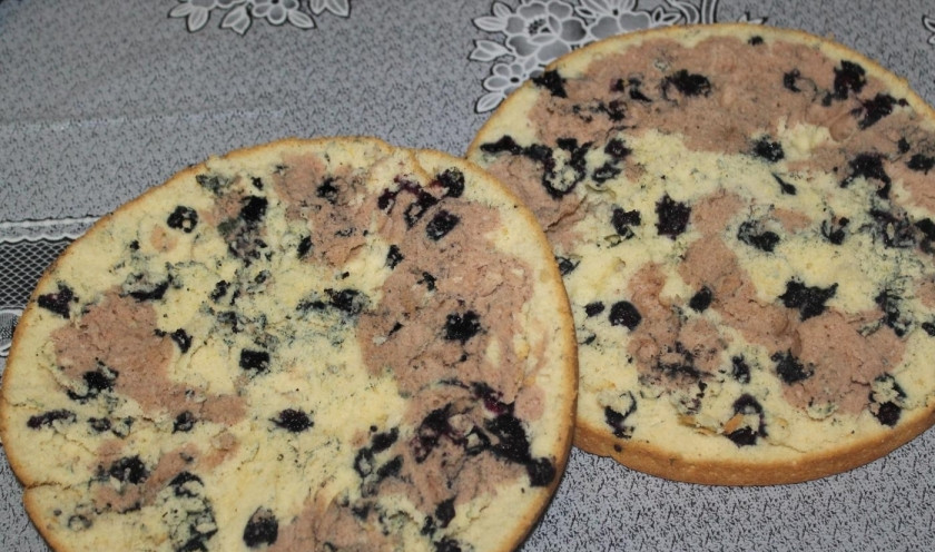 1. Этап. Торт Легко и быстро: 11. Разрезаю его на 2 одинаковых коржа, которые в разрезе выглядят очень аппетитно.