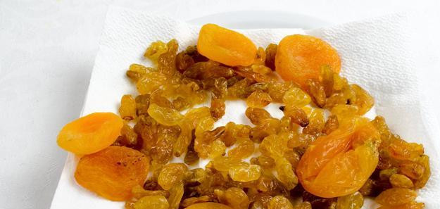 1. Этап. Сочиво в мультиварке: 3. Крупу можно предварительно замочить в воде на пару часов - так она приготовится быстрее. Пока варится перловка, нарезаем курагу и измельчаем грецкие орехи. В моей семье принято орехи не измельчать в блендере, а разделять на половинки и добавлять в сочиво почти в целом виде.