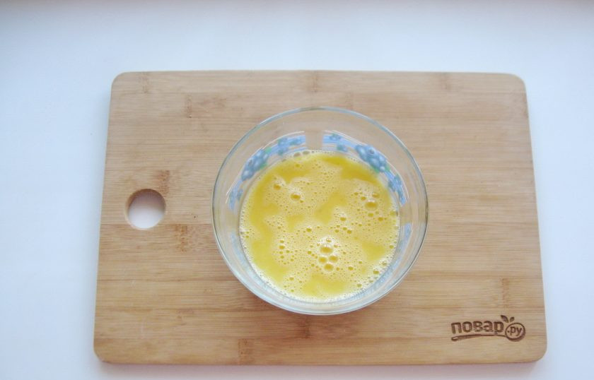 1. Этап. Торт Сердце из медовых коржей: Взбейте яйца венчиком или миксером.