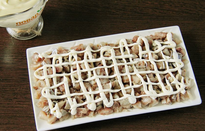 1. Этап. Салат Зеленая шуба: Смажьте слой майонезом.