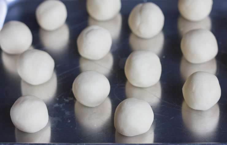 1. Этап. Бездрожжевое тесто на булочки: Теперь берем противень, по желанию присыпаем мукой или чуть смазываем маслом. Из теста скатываем 15-20 небольших шариков и отправляем наши булочки печься.