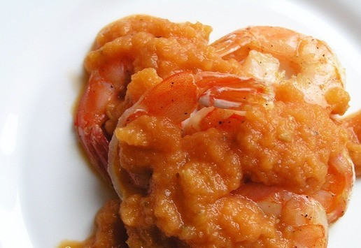 1. Этап. Креветки под шоколадным соусом: Креветки выложите на тарелки (масло не сливайте), полейте соусом.