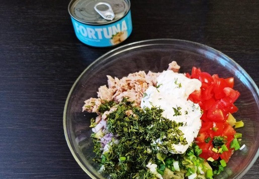 1. Этап. Салат Русские традиции с тунцом: Нарезать укроп и заправить салат приготовленным соусом.