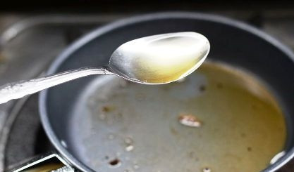 1. Этап. Подлива для мяса: После приготовления мяса всегда остается мясной сок. Не выливайте его. Добавьте к нему 1-2 ст. ложку растительного масла. Перемешайте и разогрейте.