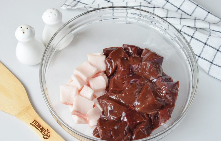 1. Этап. Шашлык из печени говядины на мангале: Порежьте печень небольшими кусочками, сало пластинками. Выложите в большую миску.