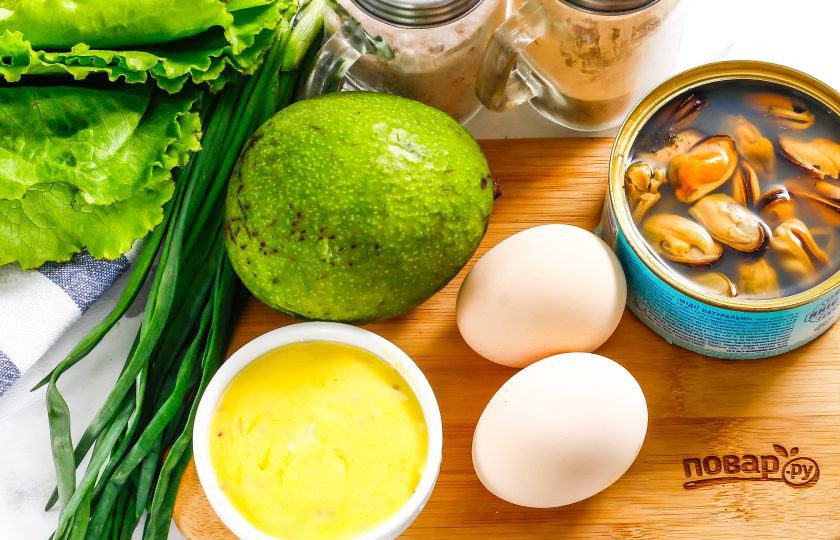 1. Этап. Салат с мидиями и авокадо: Подготовьте указанные ингредиенты. Если у вас замороженные мидии, то отварите их в кипящей воде 1-2 минуты и остудите. Куриные яйца отварите заранее.