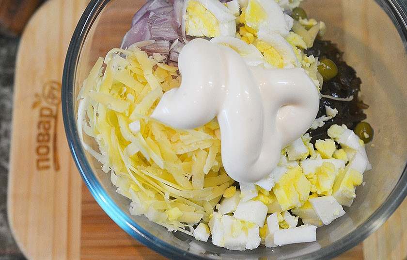 1. Этап. Славянский салат: Добавьте майонез. Не забудьте посолить и поперчить.