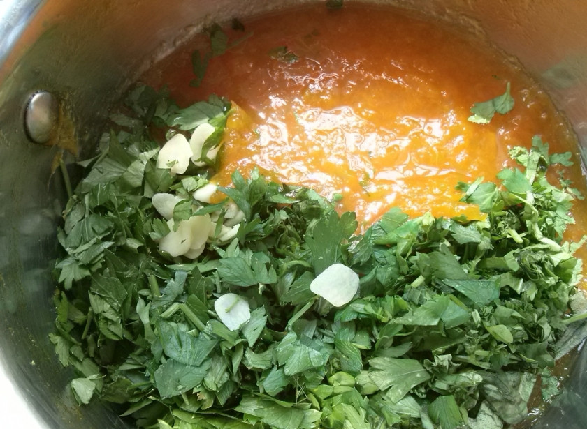 1. Этап. Соус ткемали из желтой алычи: 5. Измельчите петрушку, укроп и кинзу. Если не нравится кинза, используете базилик. Очистите и измельчите чеснок. Добавьте его в пюре, размешайте.