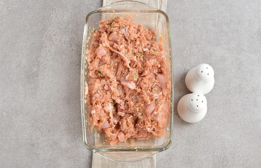 1. Этап. Домашняя ветчина из курицы: Тщательно перемешивайте до образования тонких белых нитей в глубине измельченного мяса. Это необходимо для уплотнения фарша, чтобы ветчина при нарезке не распалась на части.