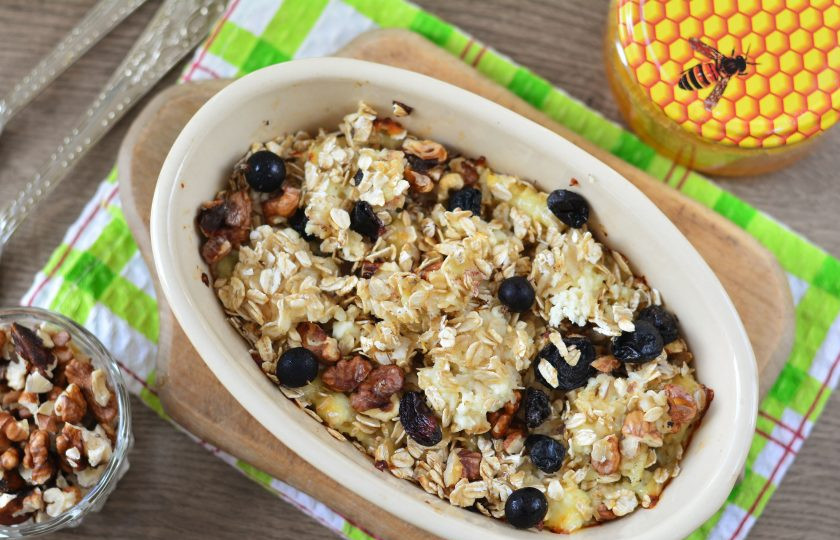 1. Этап. Гранола с творогом: Запекайте гранолу в духовке при температуре 200 градусов 15-20 минут. Хлопья станут ароматными и румяными. Подавайте к столу сразу или через время, когда остынет, украсив любыми свежими ягодами. Приятного аппетита!