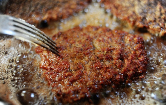 1. Этап. Раунд-стейк: 5. С помощью бумажных полотенец впитайте лишний жир.