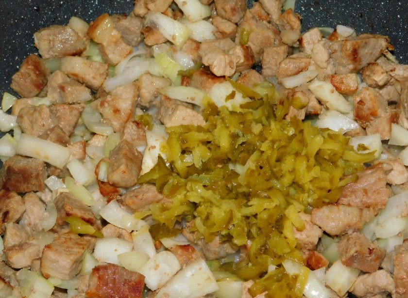 1. Этап. Свинина с маринованными огурцами, тушеная в горчичном соусе: Затем добавьте маринованные огурцы, натертые на терке.