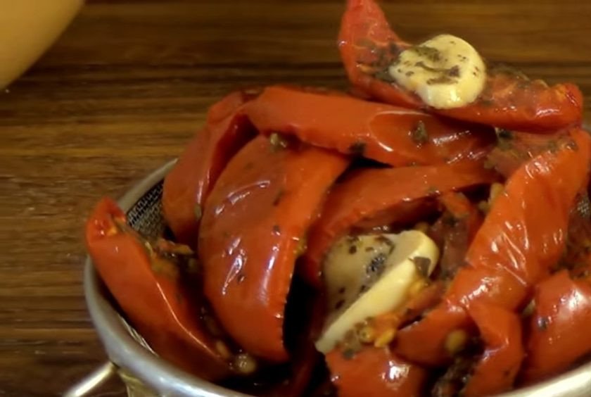 1. Этап. Хлебная коса с начинкой: 2. Накройте тесто пищевой пленкой и оставьте в теплом месте на 1 час. Приготовьте начинку: нарежьте небольшими кусочками обжаренную куриную грудку, добавьте натертый на крупной терке сыр и запеченные помидоры, отцеженные от жидкости.