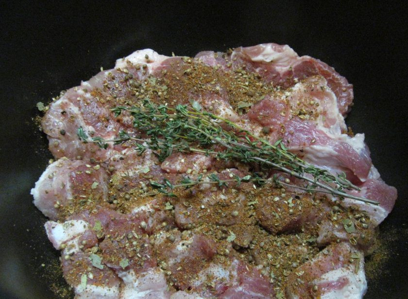 1. Этап. Рийет из свинины: Добавьте все специи. Если тимьян свежий, тогда добавьте веточки, а в конце приготовления избавьтесь от них. Готовьте на программе 