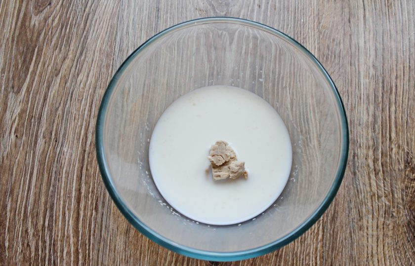 1. Этап. Рогалики с нутеллой: В половину молока и воды выложите дрожжи, сахар и перемешайте.