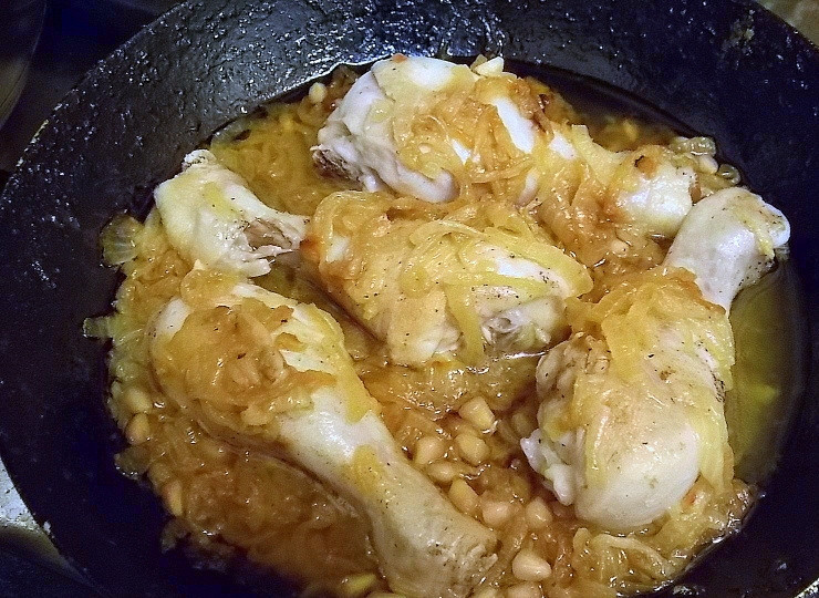 1. Этап. Хохоп с курицей: Закройте крышкой и тушите на медленном огне в течение 25 минут до готовности.