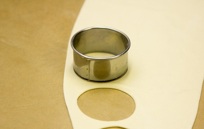 1. Этап. Пельмени с творогом: 7. С помощью круглой формы вырежьте кружочки.