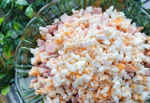 1. Этап. Салат Азарт: и варёные яйца.