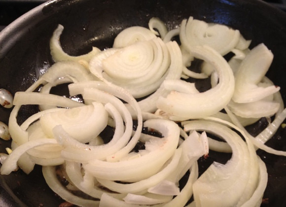 1. Этап. Печень с грибами: 7. На эту же сковороду отправить лук и обжарить его до карамельного цвета.