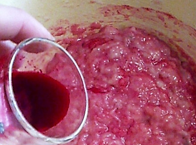 1. Этап. Хрен к холодцу: 6. По прошествии указанного времени отделяем свекольную кашицу от свекольного сока. Полученный сок постепенно смешиваем с измельченными корнями хрена. Главное не переборщите со свекольным соком! Приготовленный хрен не должен быть жидким, иначе потеряет свою остроту. Соус должен получиться в меру густым.