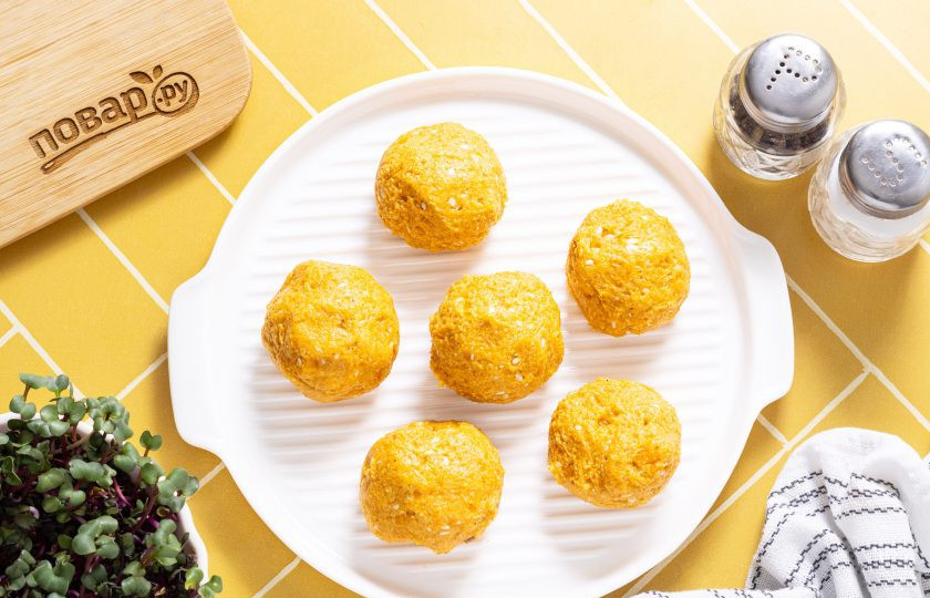 1. Этап. Фалафель из батата: Скатайте из получившейся массы шарики размером с грецкий орех.