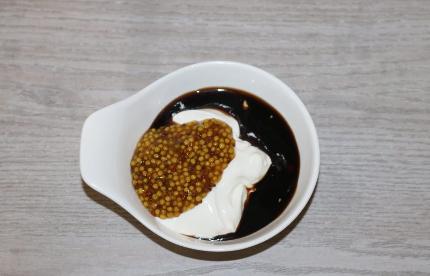 1. Этап. Зелёный салат со свеклой: Приготовьте заправку. Соедените сметану, соевый соус и французскую горчицу.