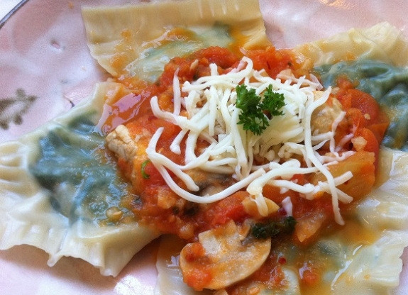 1. Этап. Чесночно-томатный соус: 5. Когда грибы станут мягкими, всыпьте соль и перец. Перемешайте. Подавайте соус с горячим блюдом. Приятного аппетита!