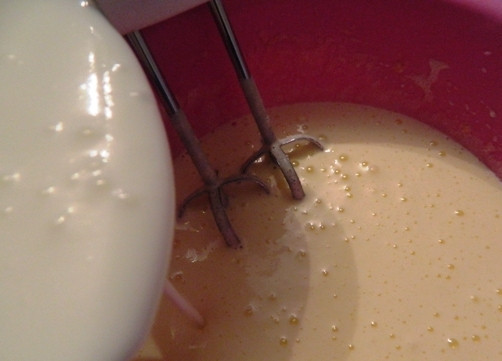 1. Этап. Быстрый торт на сковороде с заварным кремом: Затем добавляем кефир и снова взбиваем.