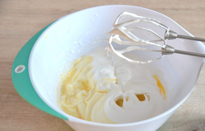 1. Этап. Торт Полено с вишней: Влейте к взбитым белкам желтковую смесь, смешайте.