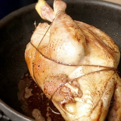 1. Этап. Петух в вине: В сковороде после обжаривания бекона у нас остался жир. В этом жиру мы обжарим нашего петушка - недолго, до образования румяной корочки. Солим петушка со всех сторон.