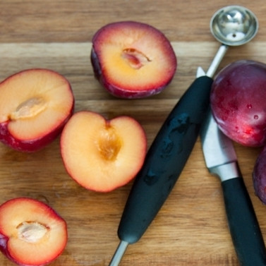 1. Этап. Сливовая смоква: Сливы разрезаем пополам, удаляем косточки.