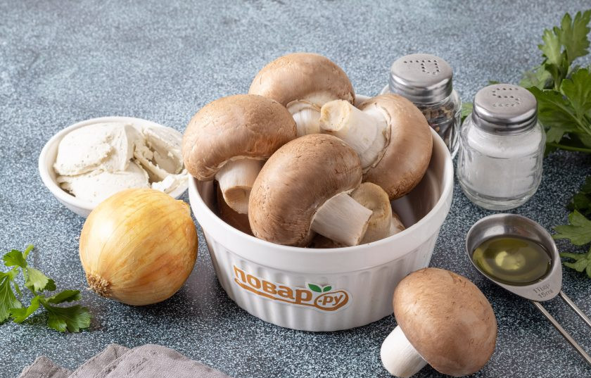 1. Этап. Шампиньоны со сливочным сыром: Подготовьте все ингредиенты.