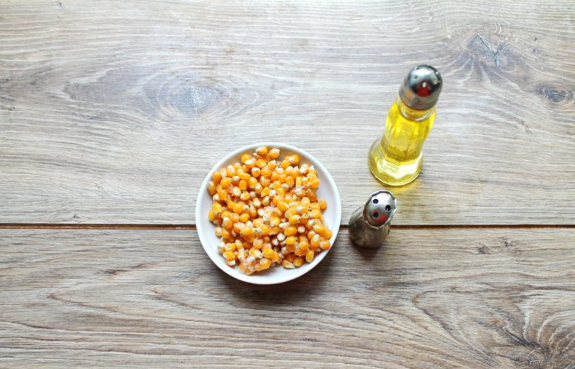 1. Этап. Попкорн в духовке в пакете: Подготовьте все необходимые ингредиенты для приготовления попкорна в пакете в духовке.