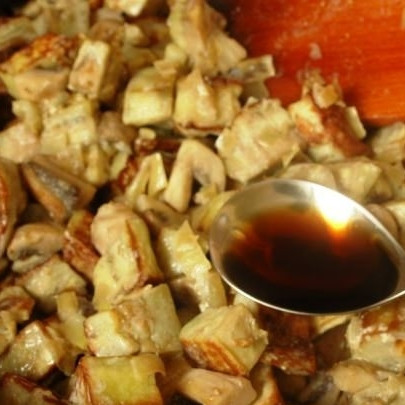 1. Этап. Баклажаны с шампиньонами: Наконец, добавляем в сковороду немного лимонного сока и винного уксуса. Перемешиваем, слегка прогреваем - и готово.