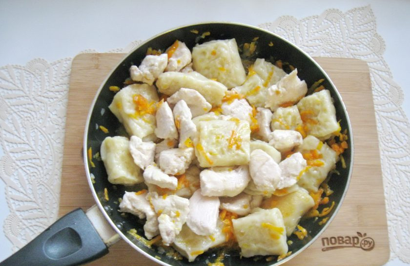 1. Этап. Бешбармак по-нанайски: К рулетам в сковороду добавьте курицу и перемешайте.