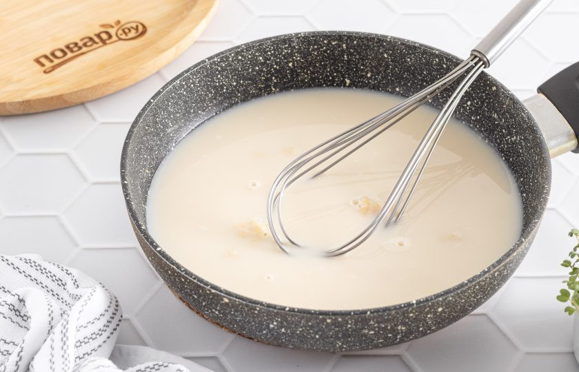 1. Этап. Цветная капуста с картошкой в духовке: Влейте овощной бульон и молоко. Варите пару минут до загустевания.